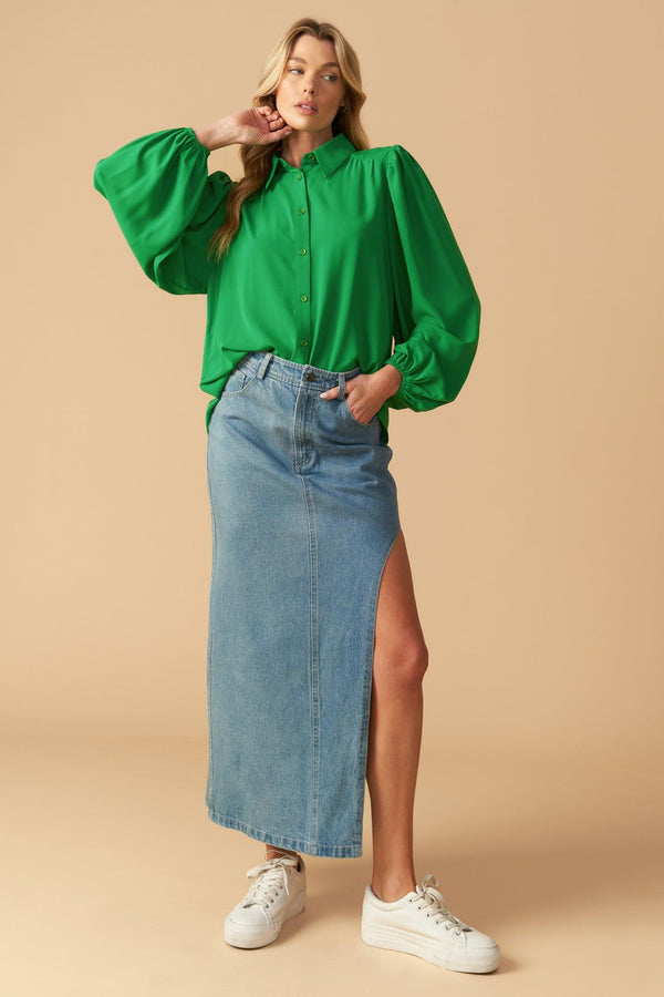 COMFORTABLE CHARM WOVEN TOP.