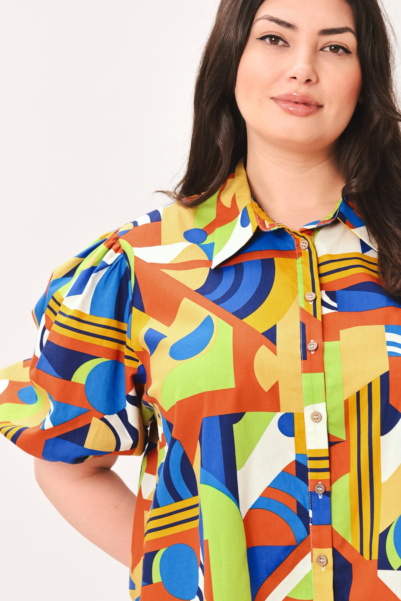 HEART ON DISPLAY WOVEN TOP.