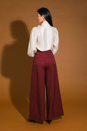 STUNNING  ASPECT WOVEN TOP.