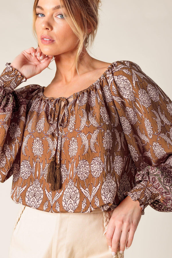 BE ALRIGHT WOVEN TOP.