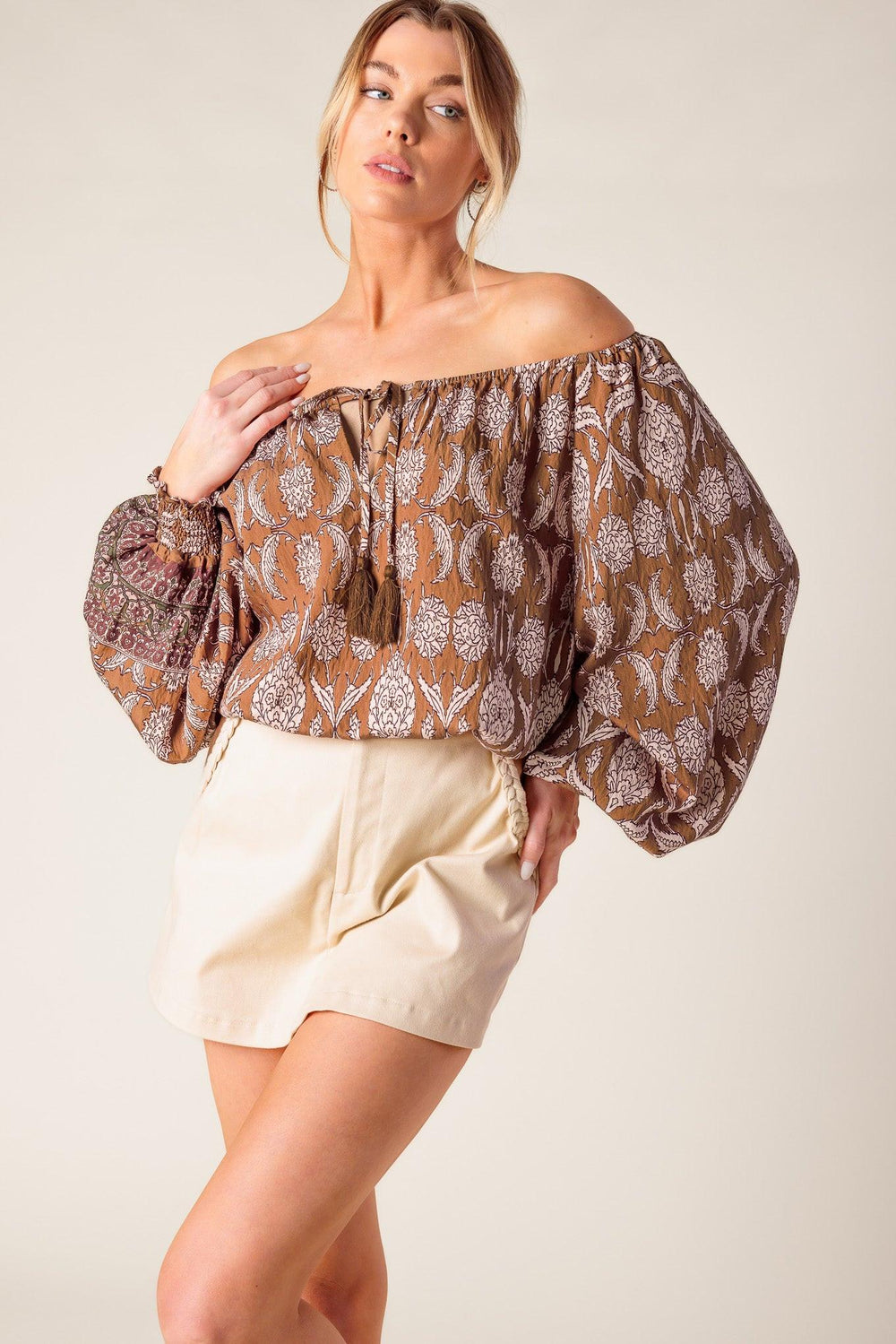 BE ALRIGHT WOVEN TOP.