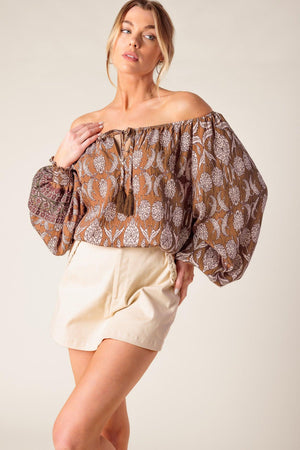 BE ALRIGHT WOVEN TOP.