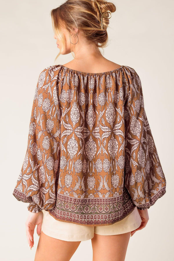 BE ALRIGHT WOVEN TOP.