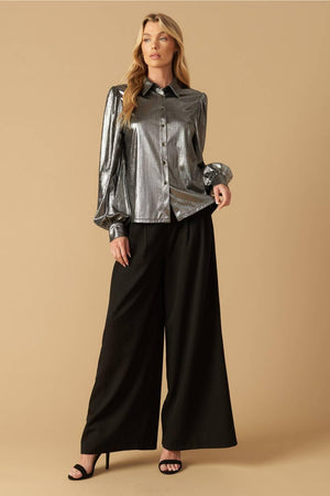 FLIRTY VIBES FOIL COATED TOP.