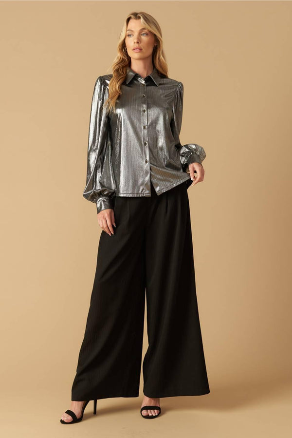 FLIRTY VIBES FOIL COATED TOP.