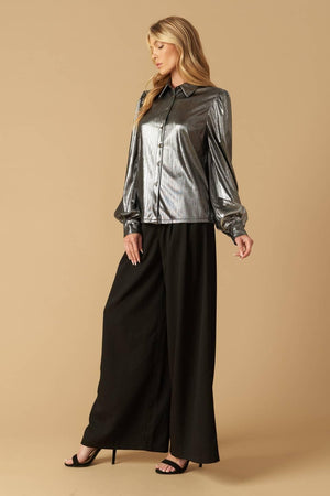 FLIRTY VIBES FOIL COATED TOP.