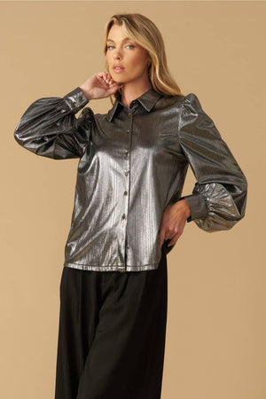 FLIRTY VIBES FOIL COATED TOP.