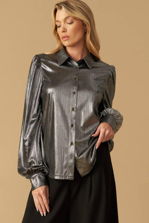 FLIRTY VIBES FOIL COATED TOP.