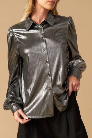 FLIRTY VIBES FOIL COATED TOP.