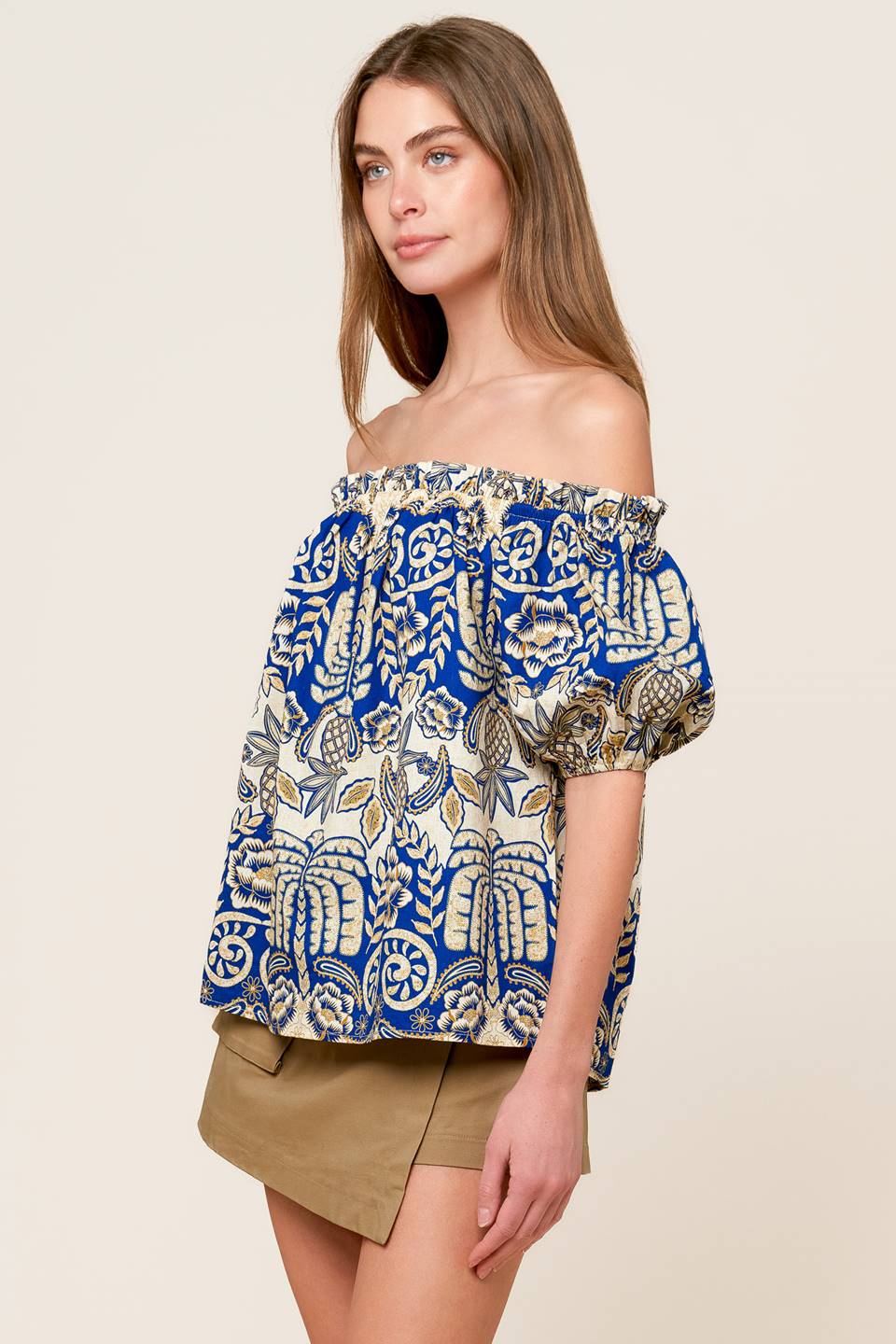 A printed woven on/off shoulder top with short puff sleeve.