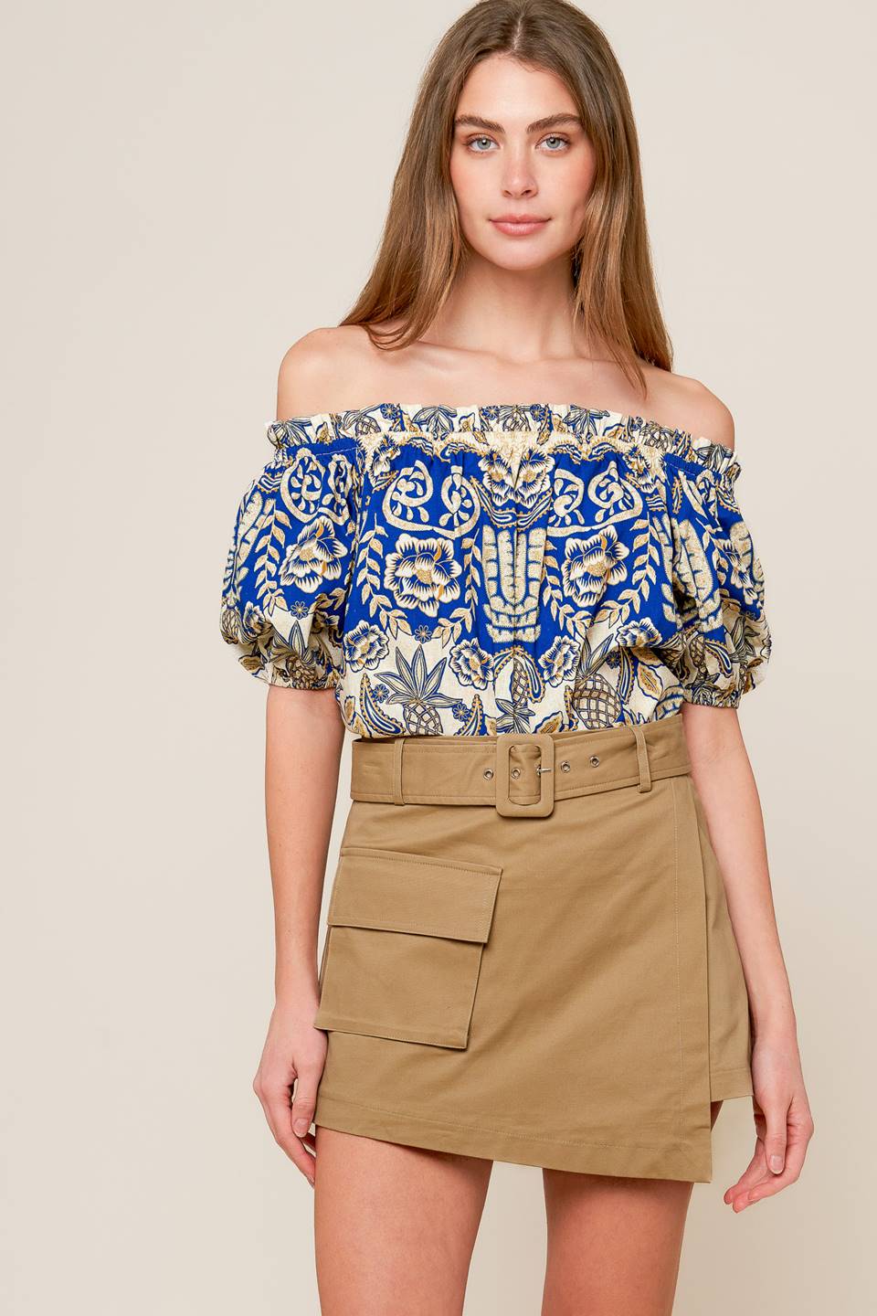 A printed woven on/off shoulder top with short puff sleeve.