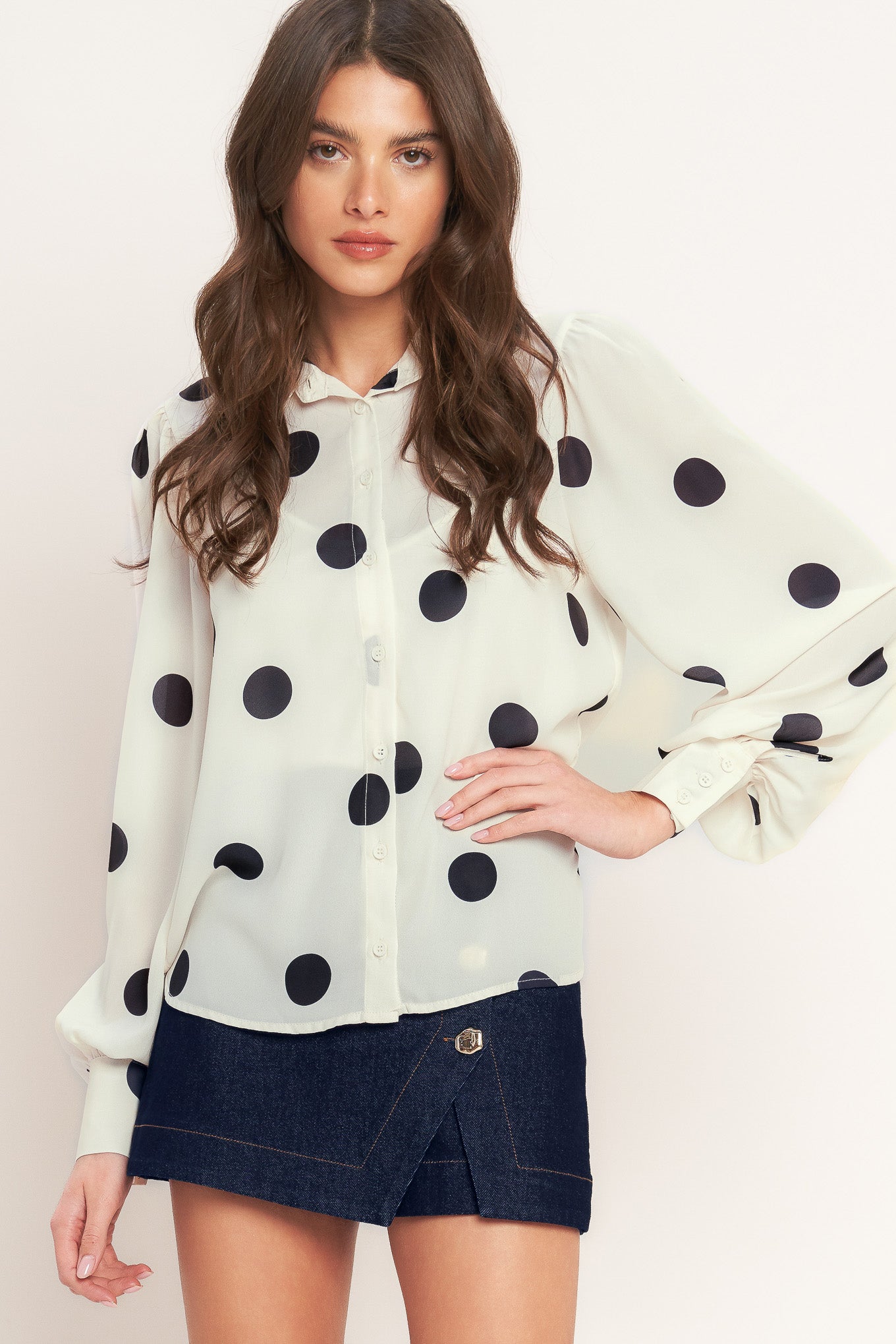 
A printed woven top featuring collar, button down, long sleeve with cuff and cami. Matching skort IP9067T

Details:

Self : 100% Polyester
Lining : 100% Polyester

Size &amp; Fit

- Model is 5`8" And Wearing Size Small
- Measurements Taken From Size Small
- Approx. Length: 25" FLYING TOMATO