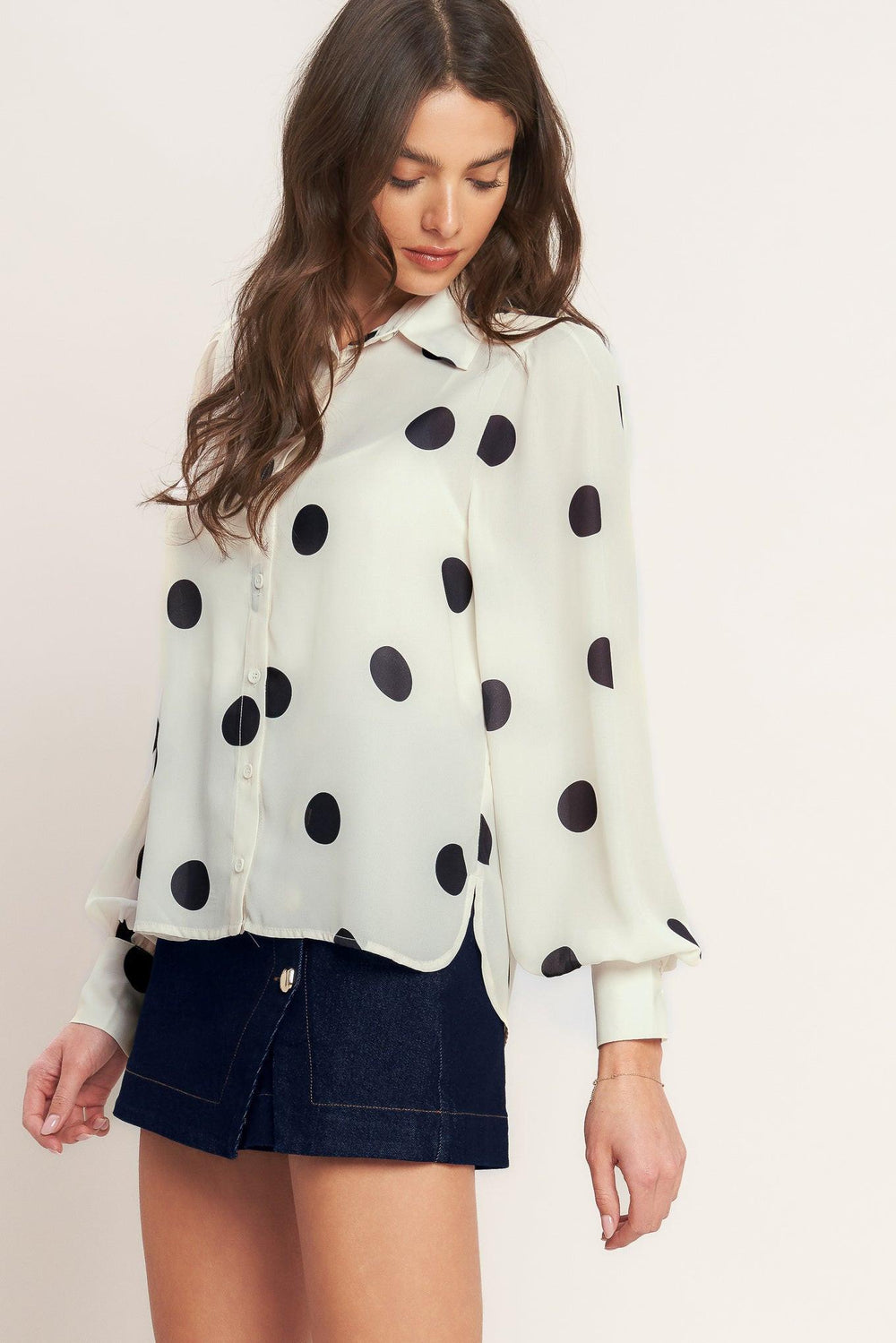 
A printed woven top featuring collar, button down, long sleeve with cuff and cami. Matching skort IP9067T

Details:

Self : 100% Polyester
Lining : 100% Polyester

Size &amp; Fit

- Model is 5`8" And Wearing Size Small
- Measurements Taken From Size Small
- Approx. Length: 25" FLYING TOMATO