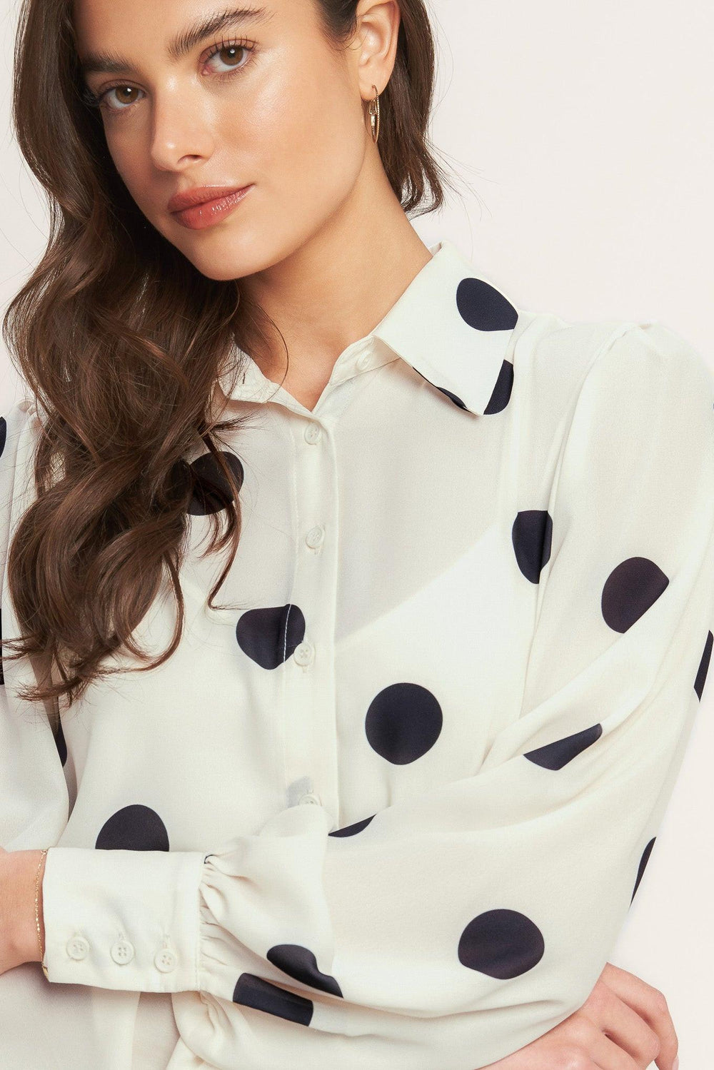 
A printed woven top featuring collar, button down, long sleeve with cuff and cami. Matching skort IP9067T

Details:

Self : 100% Polyester
Lining : 100% Polyester

Size &amp; Fit

- Model is 5`8" And Wearing Size Small
- Measurements Taken From Size Small
- Approx. Length: 25" FLYING TOMATO