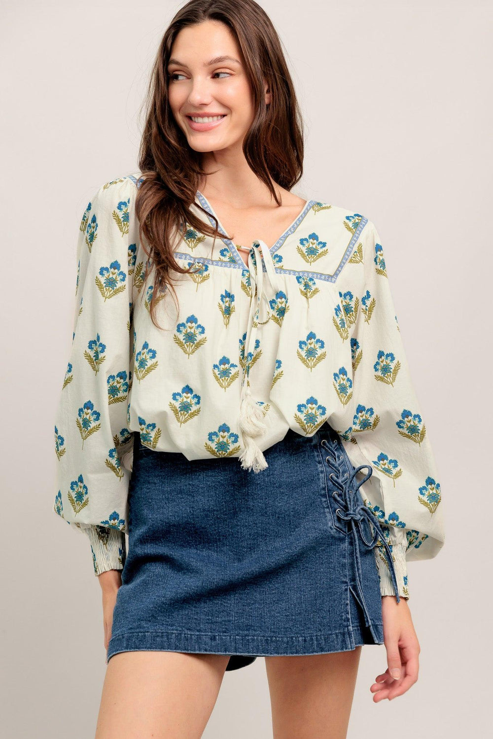 
A printed woven top featuring V neckline with tie, yoke and long sleeve with smocked cuff

Details:

Self : 100% Cotton
Lining : 100% Polyester

Size &amp; Fit

- Model is 5`8" And Wearing Size Small
- Measurements Taken From Size Small
- Approx. Length: 25" FLYING TOMATO