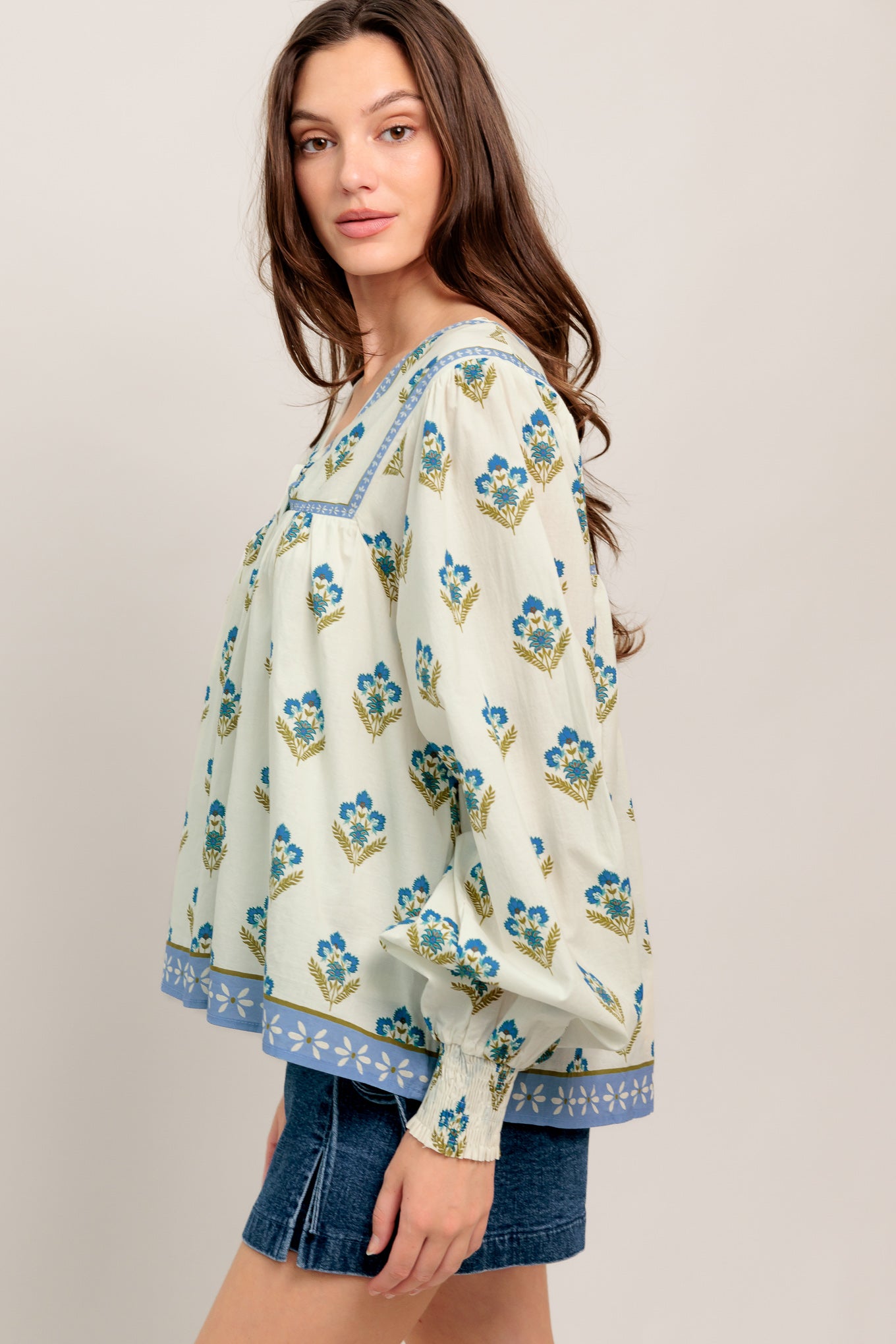 
A printed woven top featuring V neckline with tie, yoke and long sleeve with smocked cuff

Details:

Self : 100% Cotton
Lining : 100% Polyester

Size &amp; Fit

- Model is 5`8" And Wearing Size Small
- Measurements Taken From Size Small
- Approx. Length: 25" FLYING TOMATO