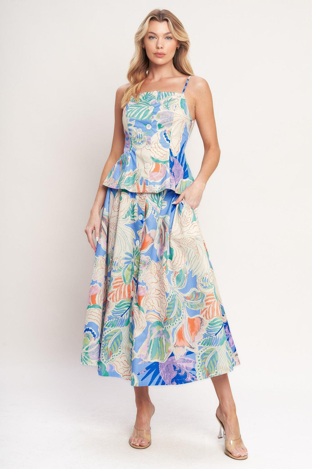 A printed woven top featuring a straight neckline, straps, front button-down, and peplum hem

Details:

Self : 100% Cotton

Lining : 100% Polyester

Size & Fit

-Model is 5`8" And Wearing Size Small
-Measurements Taken From Size Small
-Approx. Length: 22"