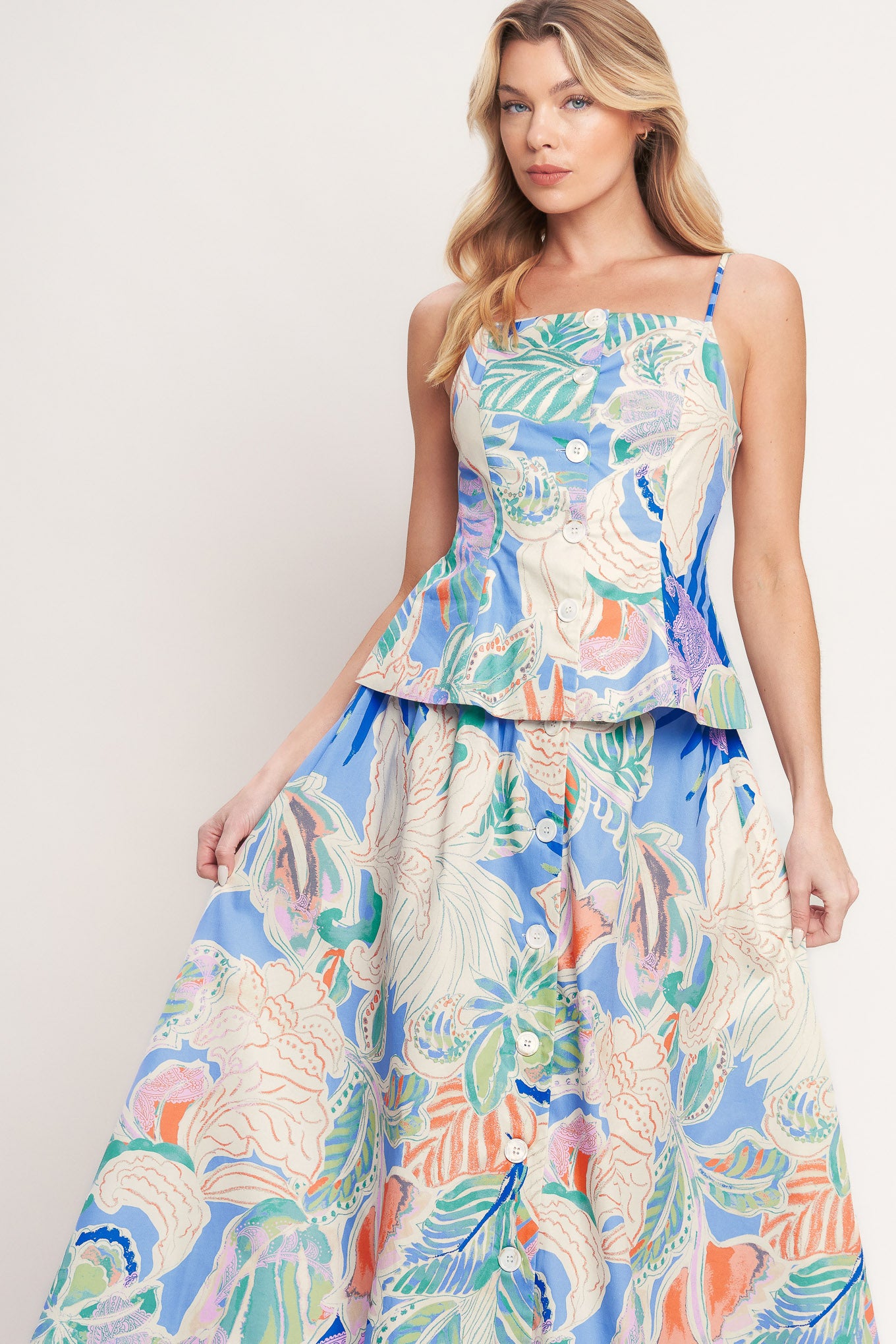 A printed woven top featuring a straight neckline, straps, front button-down, and peplum hem

Details:

Self : 100% Cotton

Lining : 100% Polyester

Size & Fit

-Model is 5`8" And Wearing Size Small
-Measurements Taken From Size Small
-Approx. Length: 22"