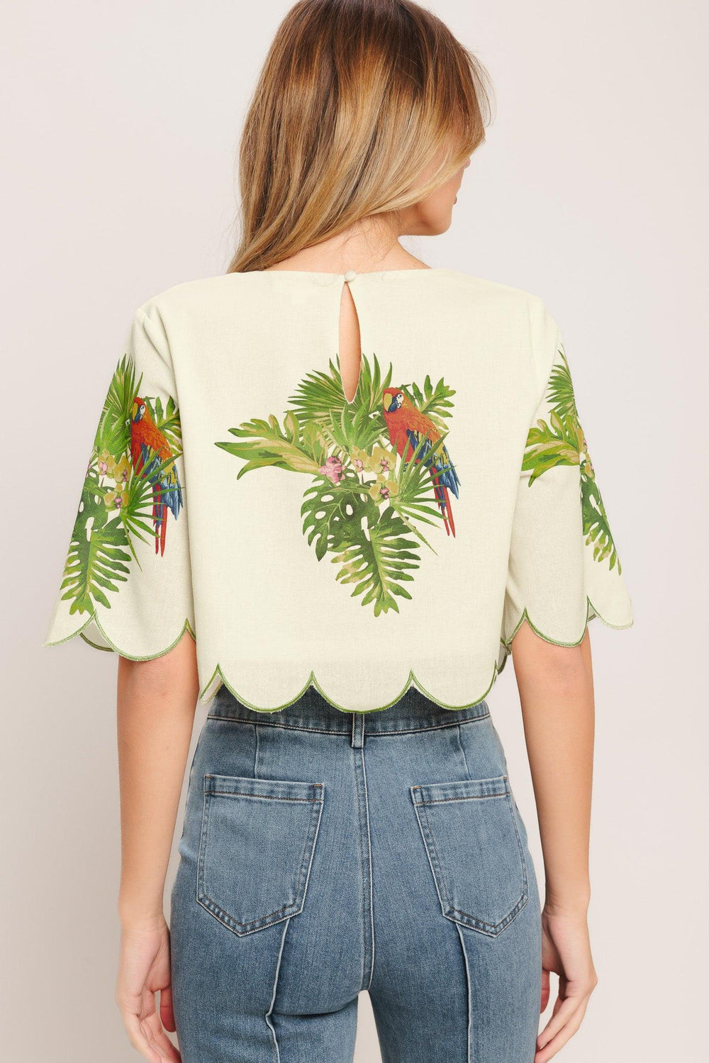 A printed woven crop top featuring round neckline, short sleeve, scallop edge and back neck button closure. Matching skirt IK7753T

Details:

Self: 50% Cotton 20% Rayon 20% Polyester 10% Linen

Lining: 100% Polyester

Size & Fit

-Model is 5`8" And Wearing Size Small
-Measurements Taken From Size Small
-Approx. Length: 17"