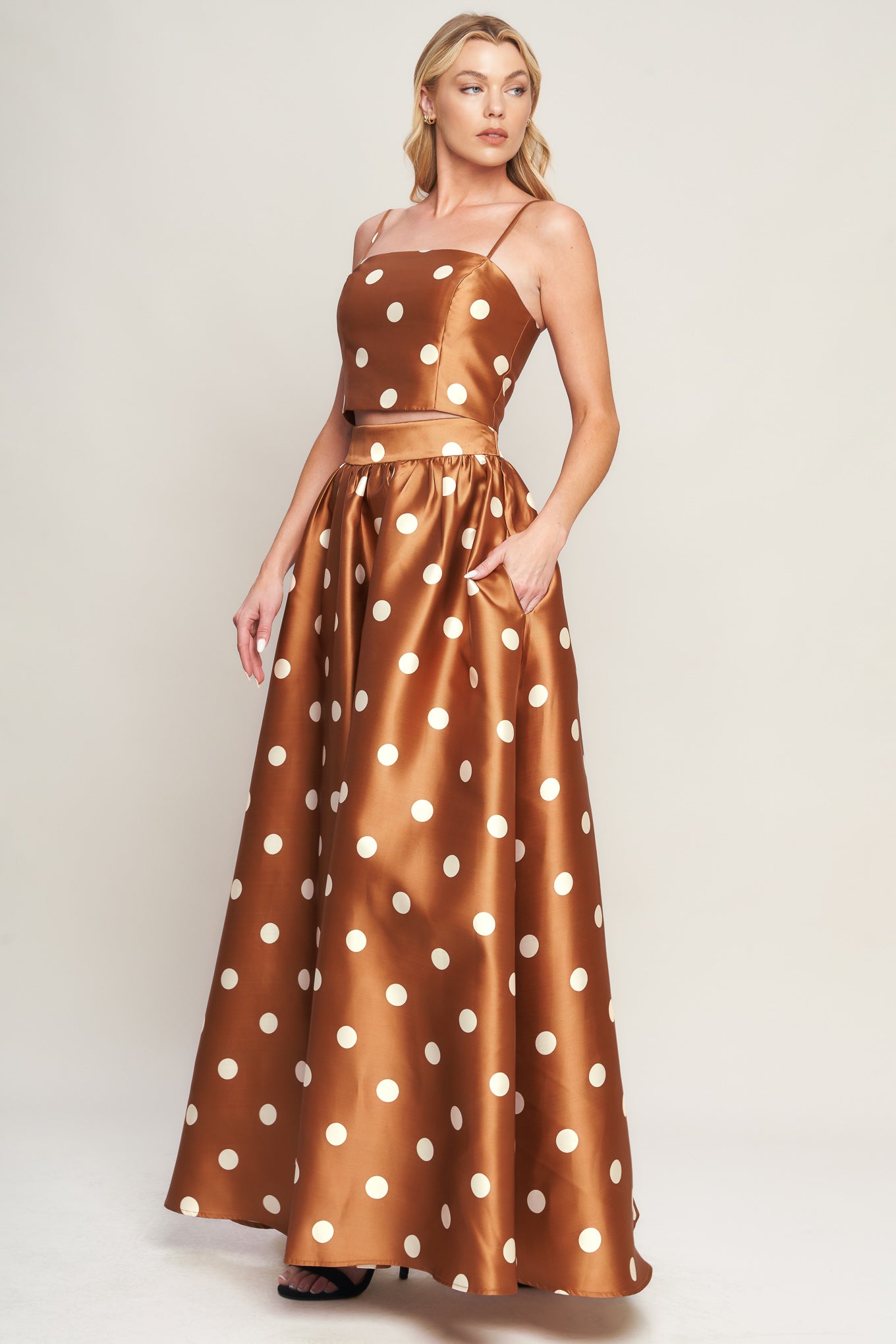 
A printed woven top featuring straight neckline, straps and back zipper closure. Matching skirt IK7755T

Details:

Self : 100% Polyester
Lining : 100% Polyester

Size &amp; Fit

- Model is 5`8" And Wearing Size Small
- Measurements Taken From Size Small
- Approx. Length: 17" Flying Tomato