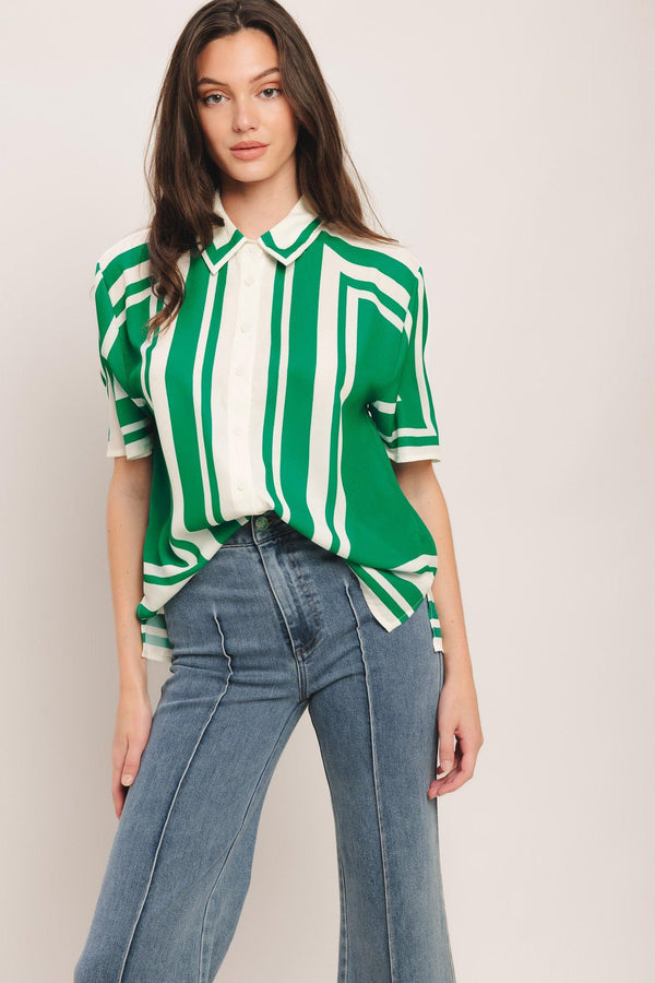 A printed woven top featuring collar, short sleeve and button down. Matching short IP9108T

Details:

Self: 100% Polyester

Size & Fit

-Model is 5`8" And Wearing Size Small
-Measurements Taken From Size Small
-Approx. Length: 26"