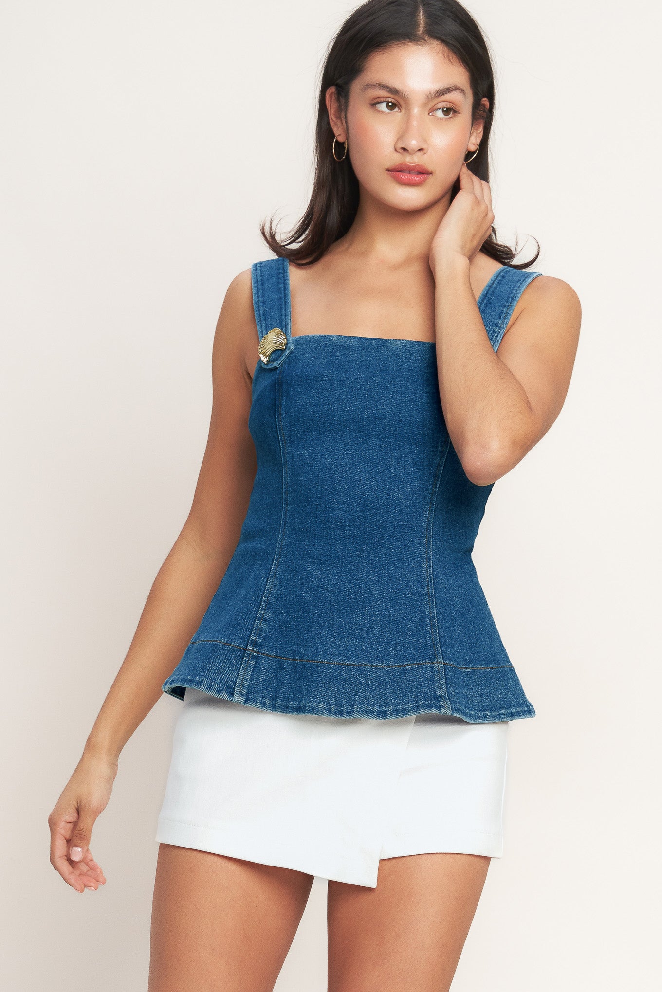 
A washed denim top featuring straight neckline, shoulder strap, novelty button detail and back zipper closure

Details:

Self : 55% Cotton 33% Polyester 10% Viscose 2% Spandex

Size &amp; Fit

- Model is 5`8" And Wearing Size Small
- Measurements Taken From Size Small
- Approx. Length: 23" Flying Tomato