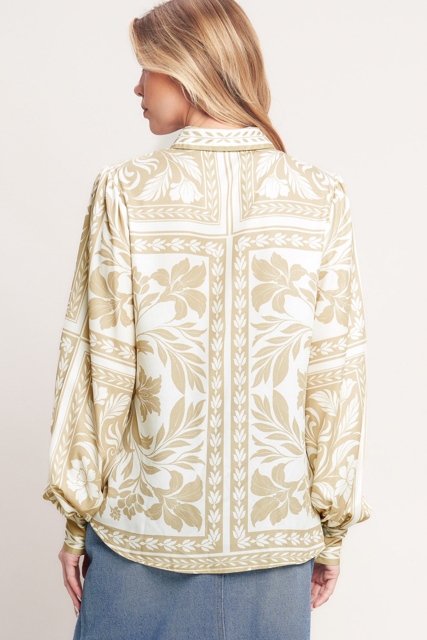 
A printed woven top featuring collar, button down and long sleeve. Matching skort IP9190T

Details:

Self : 100% Polyester

Size &amp; Fit

- Model is 5`8" And Wearing Size Small
- Measurements Taken From Size Small
- Approx. Length: 27"