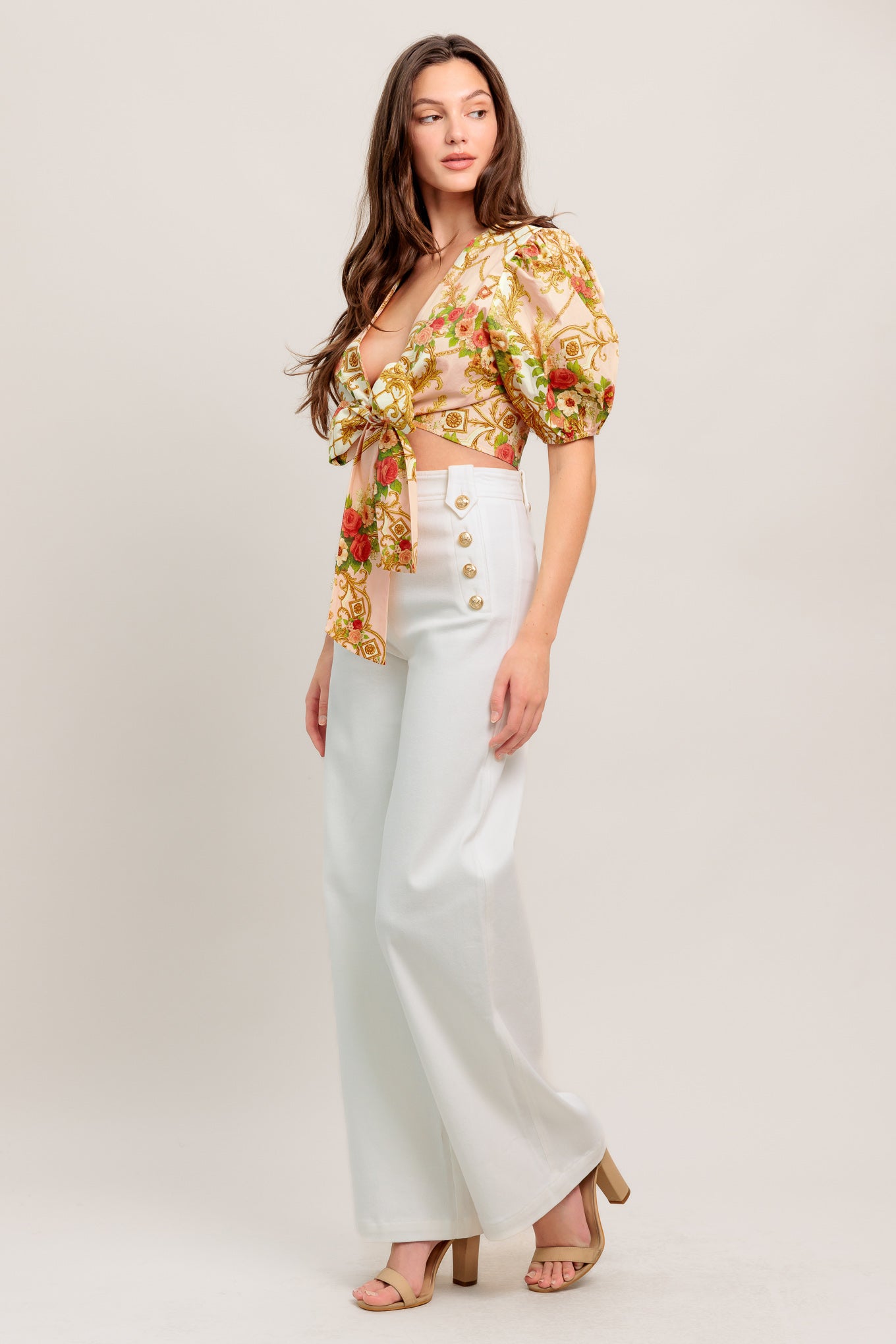 
A printed woven crop top featuring open front with tie and short puff sleeve. Matching skirt IK7777T

Details:

Self : 100% Cotton

Size &amp; Fit

- Model is 5`8" And Wearing Size Small
- Measurements Taken From Size Small
- Approx. Length: 16" Flying Tomato