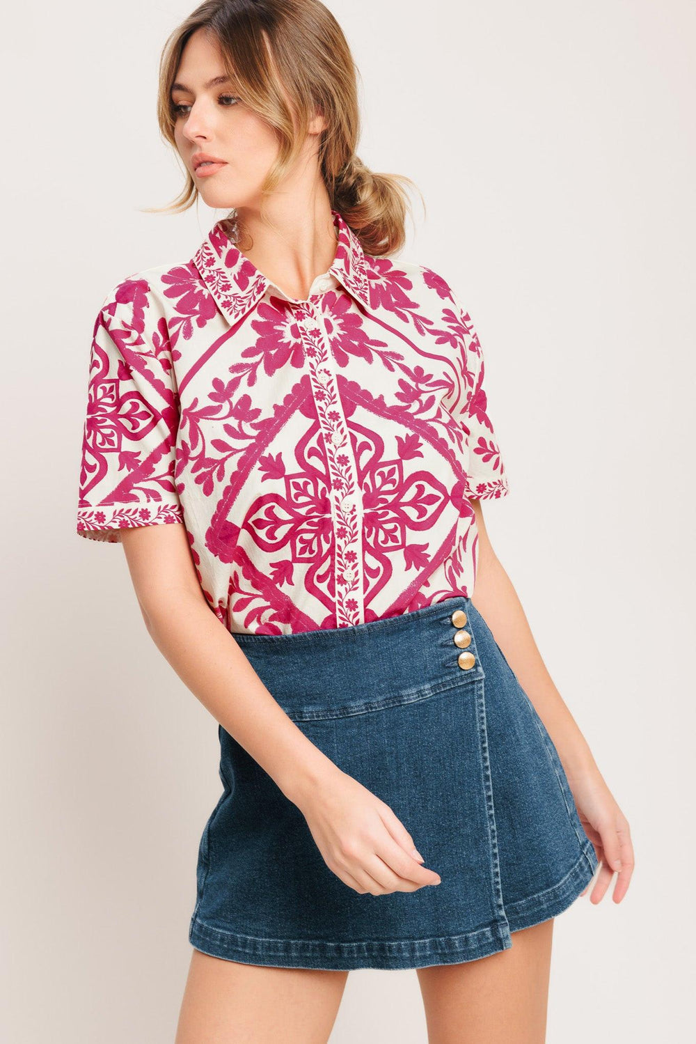 A printed woven top featuring collar, short sleeve and button down

Details:

Self: 100% Cotton

Size & Fit

-Model is 5`8" And Wearing Size Small
-Measurements Taken From Size Small
-Approx. Length: 26"