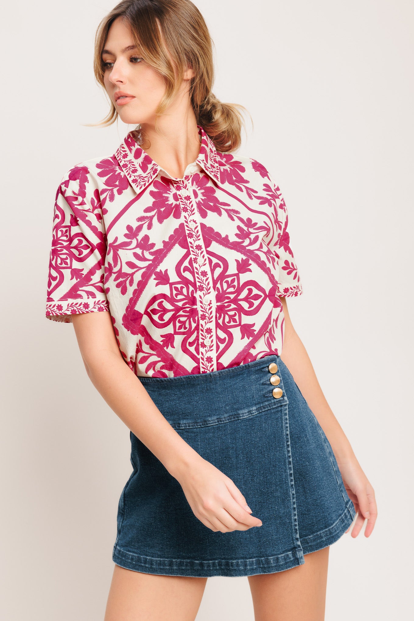 A printed woven top featuring collar, short sleeve and button down

Details:

Self: 100% Cotton

Size & Fit

-Model is 5`8" And Wearing Size Small
-Measurements Taken From Size Small
-Approx. Length: 26"
