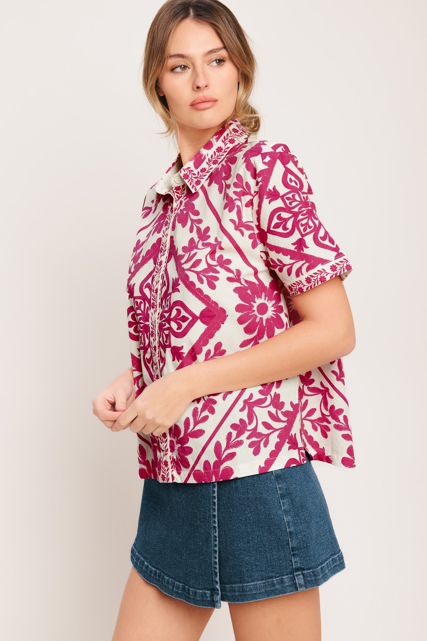 A printed woven top featuring collar, short sleeve and button down

Details:

Self: 100% Cotton

Size & Fit

-Model is 5`8" And Wearing Size Small
-Measurements Taken From Size Small
-Approx. Length: 26"