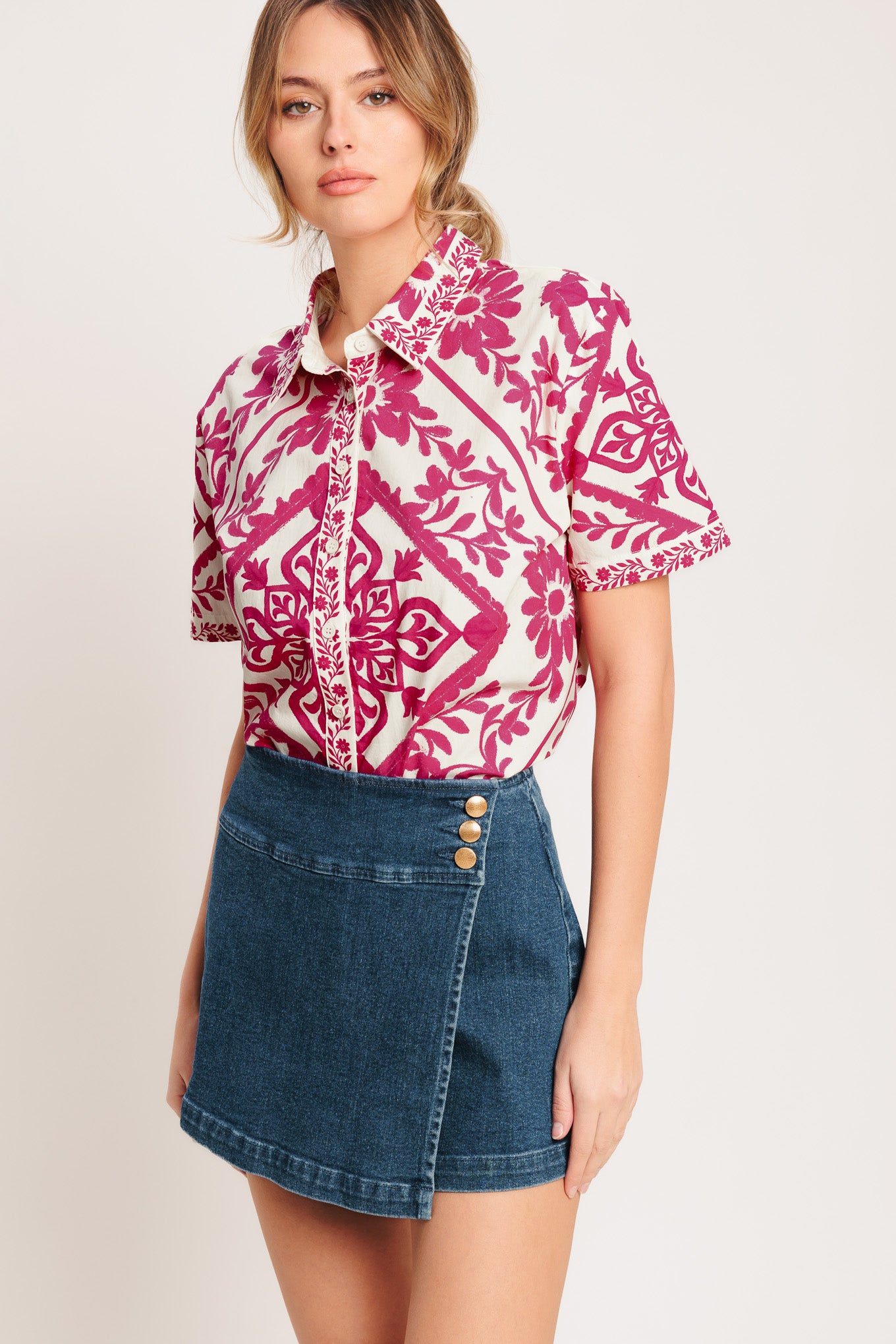 A printed woven top featuring collar, short sleeve and button down

Details:

Self: 100% Cotton

Size & Fit

-Model is 5`8" And Wearing Size Small
-Measurements Taken From Size Small
-Approx. Length: 26"