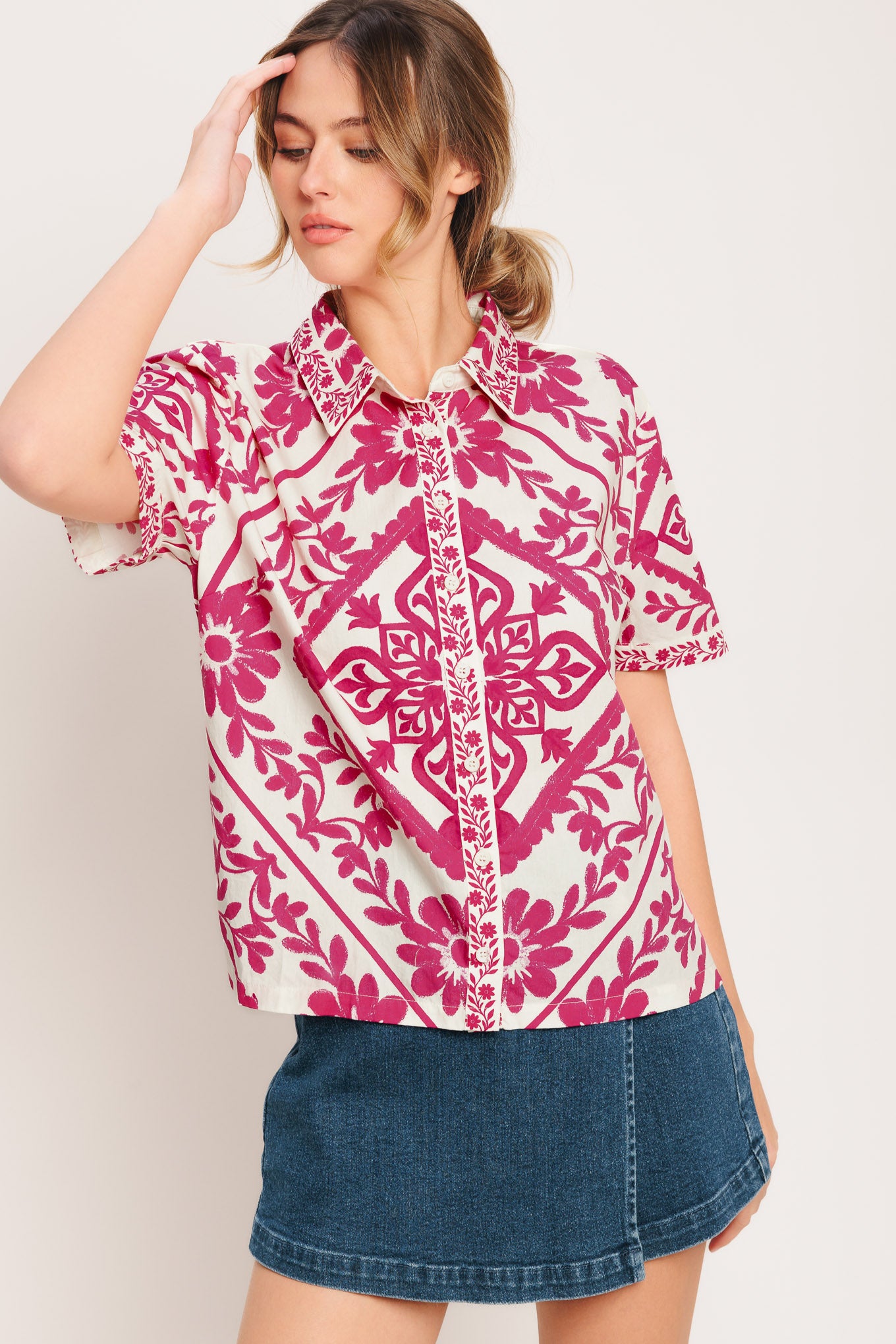 A printed woven top featuring collar, short sleeve and button down

Details:

Self: 100% Cotton

Size & Fit

-Model is 5`8" And Wearing Size Small
-Measurements Taken From Size Small
-Approx. Length: 26"