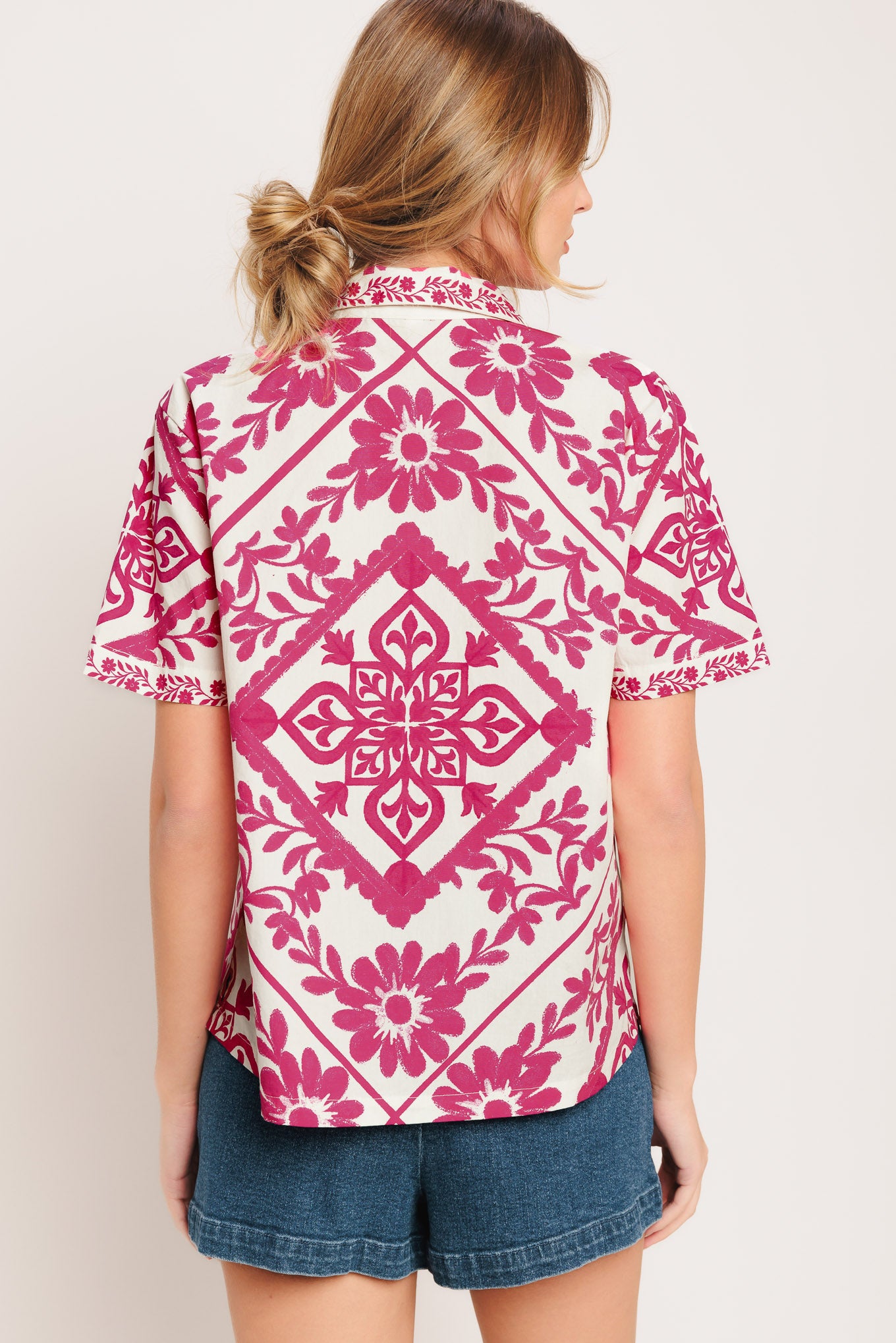 A printed woven top featuring collar, short sleeve and button down

Details:

Self: 100% Cotton

Size & Fit

-Model is 5`8" And Wearing Size Small
-Measurements Taken From Size Small
-Approx. Length: 26"
