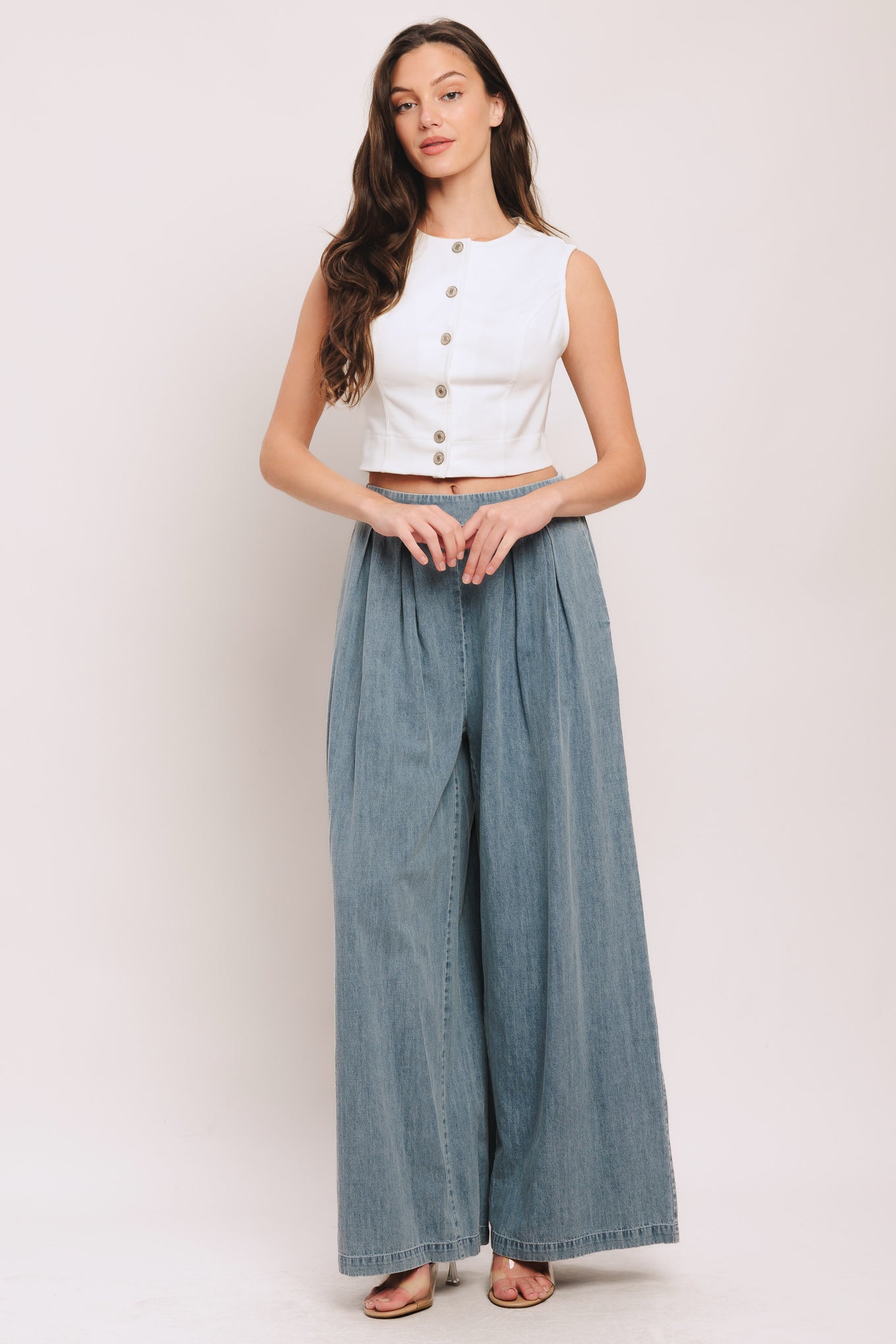 A solid woven crop top featuring round neckline, sleeveless and front button down closure. Matching skirt IK7784T

Details:

Self: 97% Cotton 3% Spandex

Size & Fit

-Model is 58 And Wearing Size Small
-Measurements Taken From Size Small
-Approx. Length: 20"