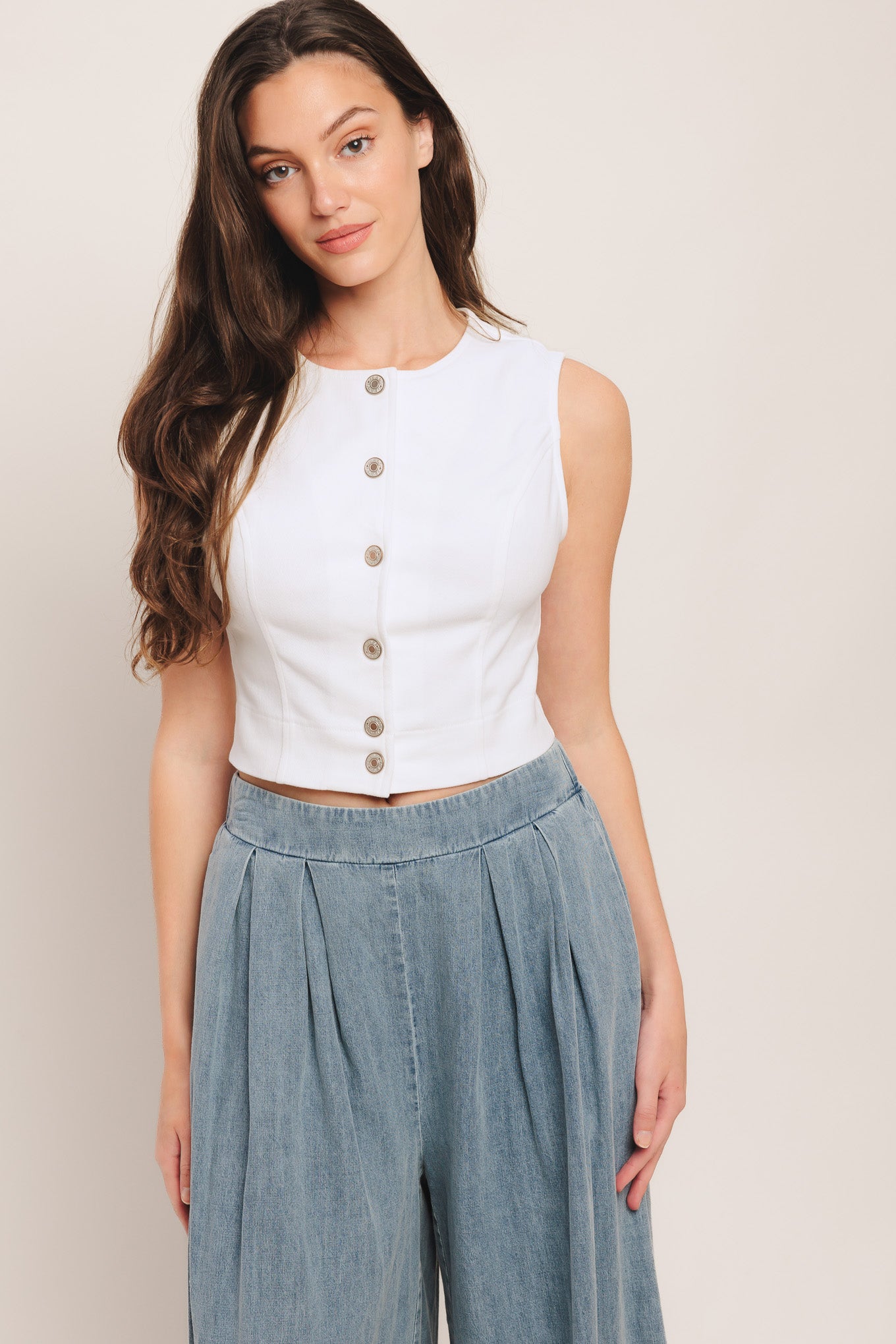 A solid woven crop top featuring round neckline, sleeveless and front button down closure. Matching skirt IK7784T

Details:

Self: 97% Cotton 3% Spandex

Size & Fit

-Model is 58 And Wearing Size Small
-Measurements Taken From Size Small
-Approx. Length: 20"