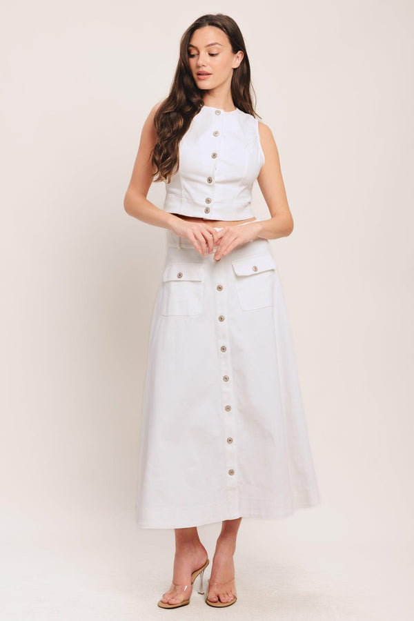 A solid woven crop top featuring round neckline, sleeveless and front button down closure. Matching skirt IK7784T

Details:

Self: 97% Cotton 3% Spandex

Size & Fit

-Model is 58 And Wearing Size Small
-Measurements Taken From Size Small
-Approx. Length: 20"