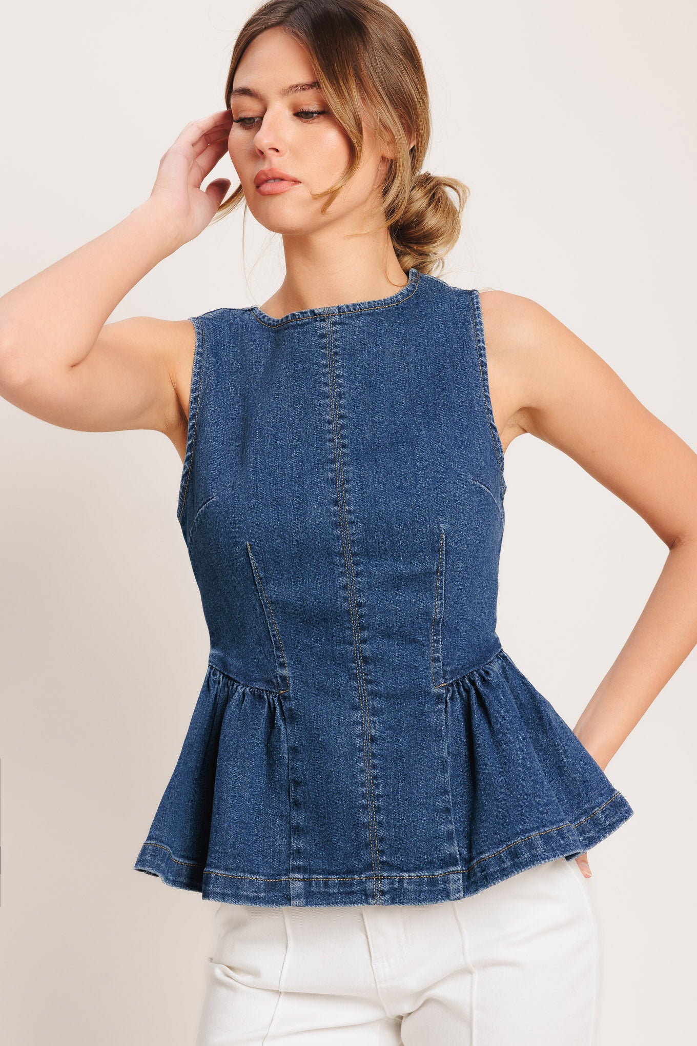 A washed denim top featuring round neckline, sleeveless, peplum and back zipper closure

Details:

Self: 85% Cotton 5% Polyester 8% Viscose 2% Spandex

Size & Fit

-Model is 5`8" And Wearing Size Small
-Measurements Taken From Size Small
-Approx. Length: 24"