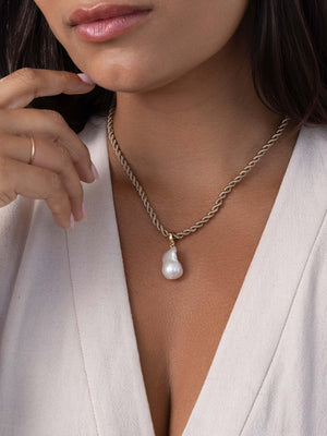 Freshwater Token Necklace - Flying Tomato - Necklaces - Ettika