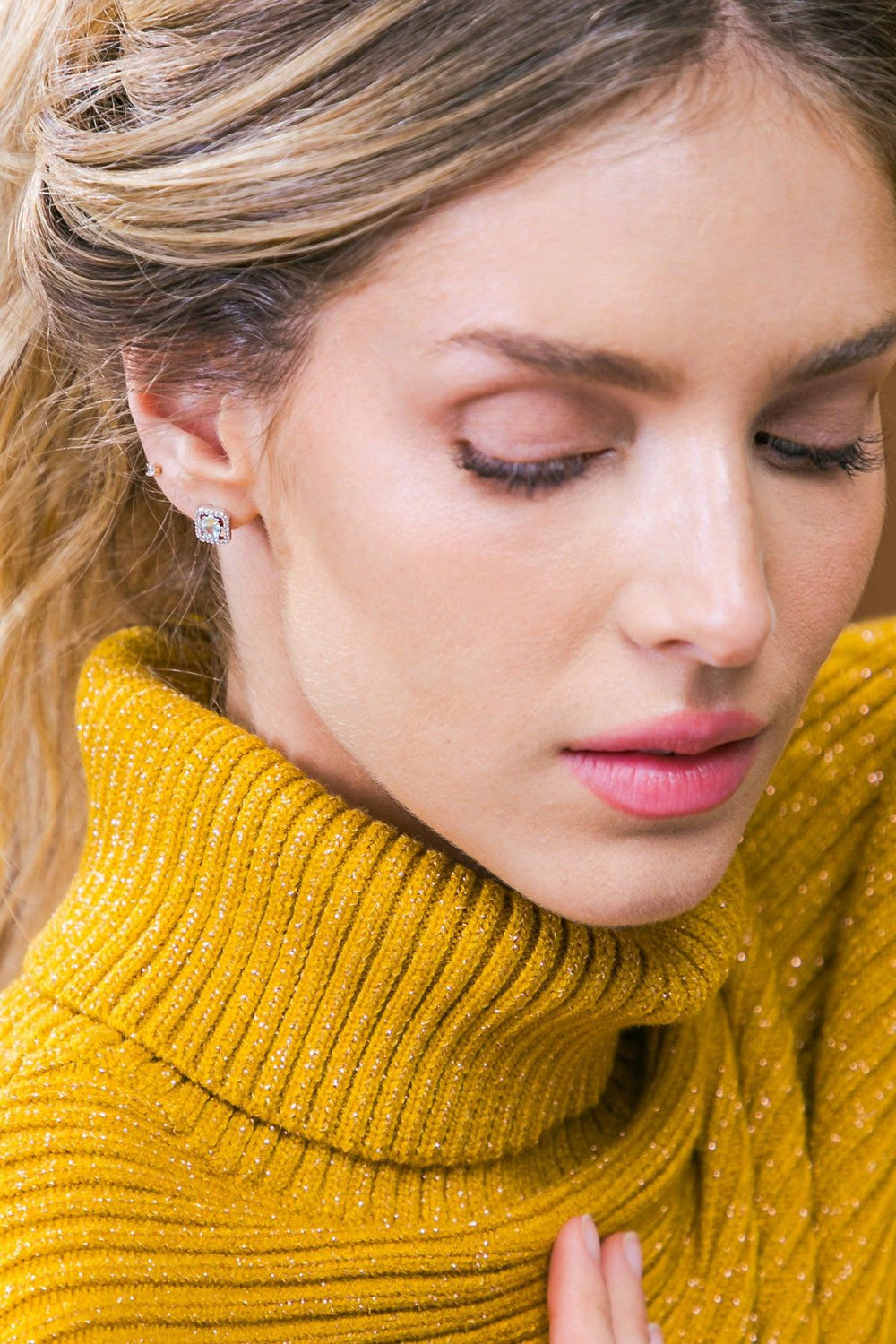 HALO ZIRCONIA ROUND EARRINGS.
