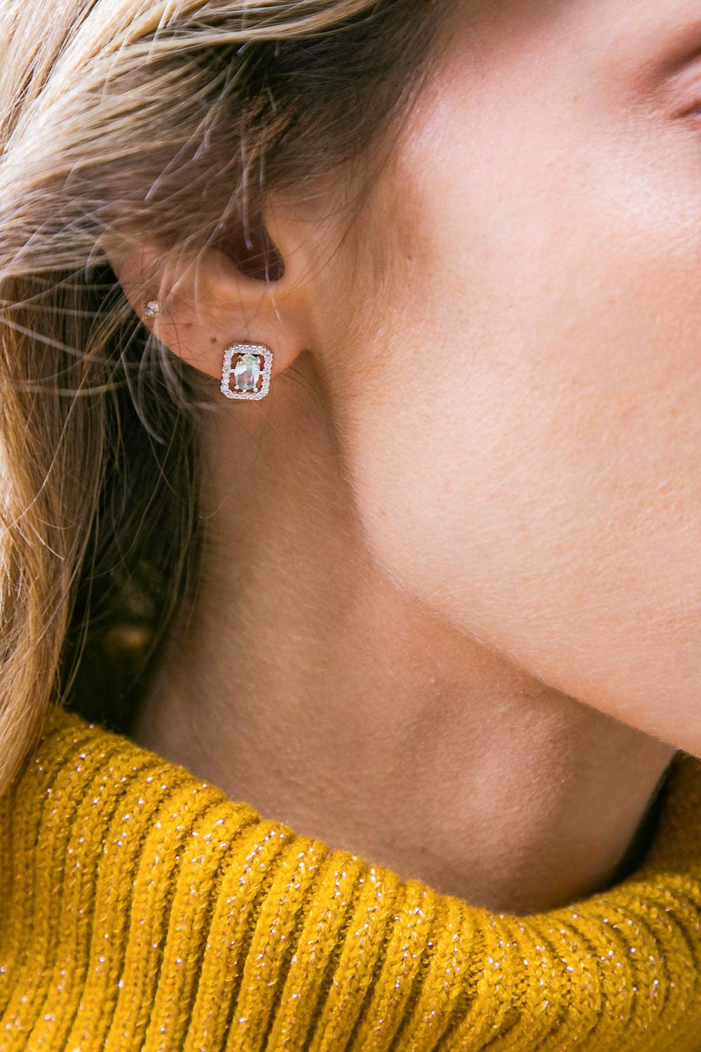 HALO ZIRCONIA ROUND EARRINGS.