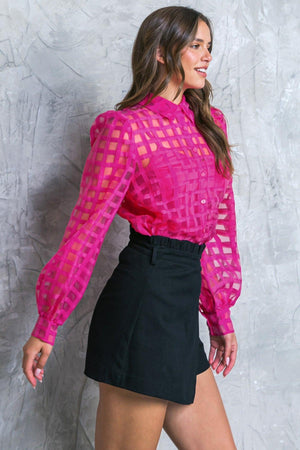 FLUTTERING ON WOVEN TOP.