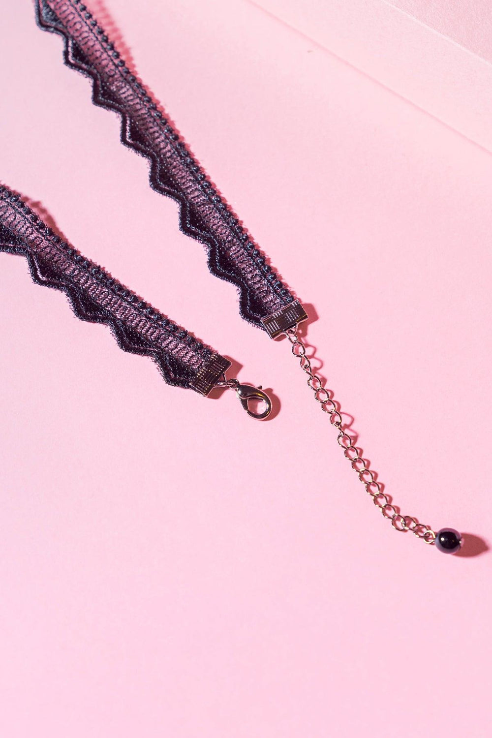 PRETTY IN LOVE CHOKER.