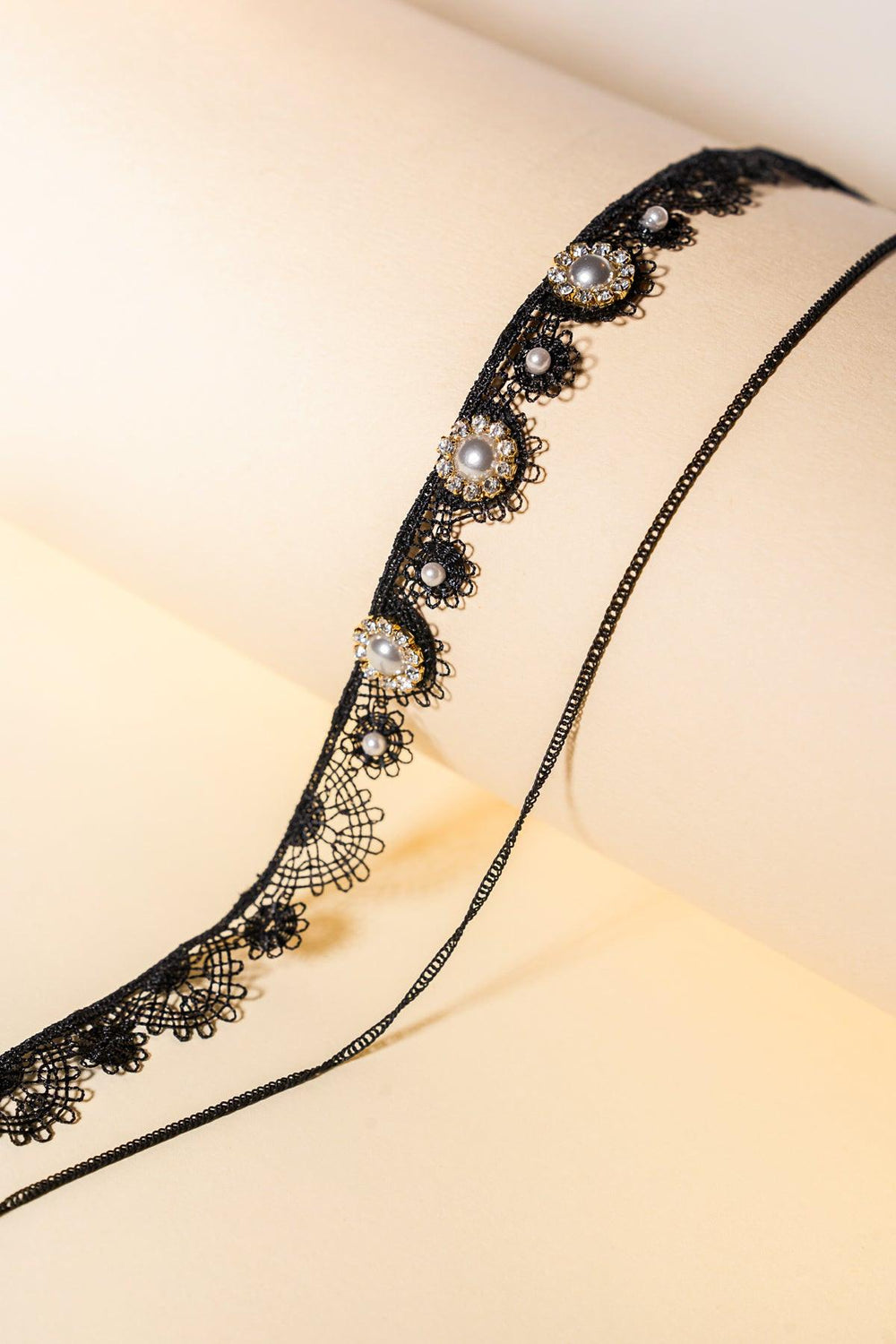 MOON CRESCENT PEARLS CHOKER.
