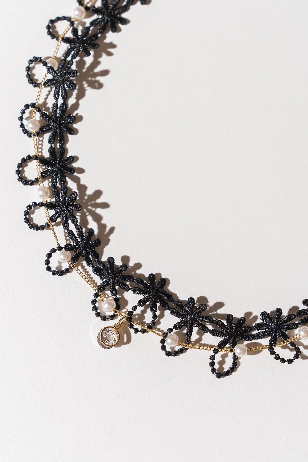 DAISY CHAIN PEARLS CHOKER.