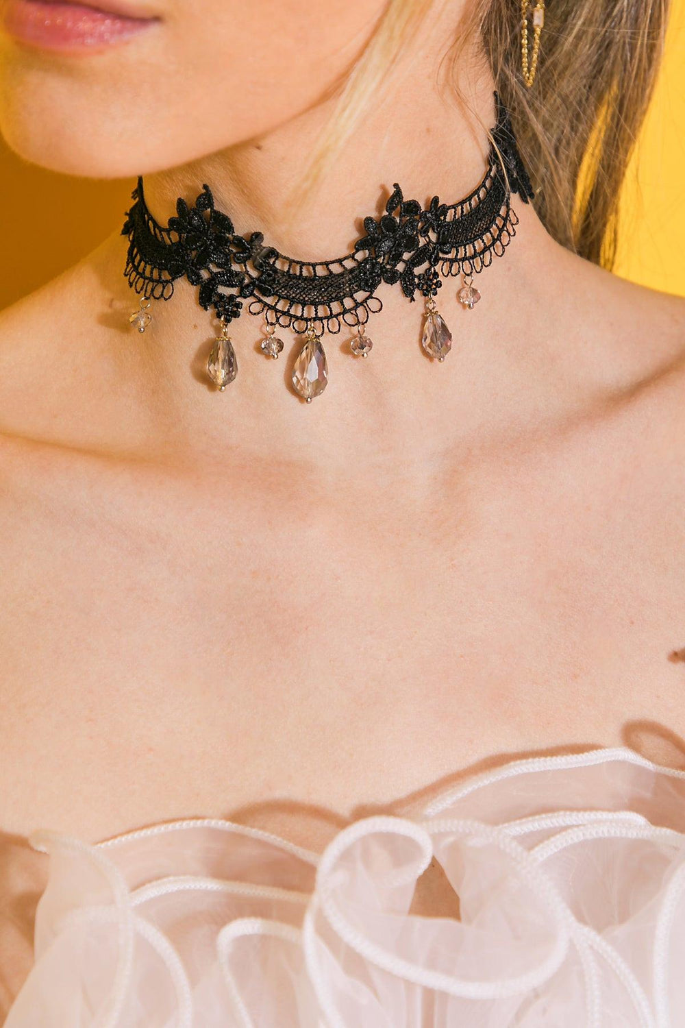 SEXY LACE PEARL CHOKER NECKLACE.