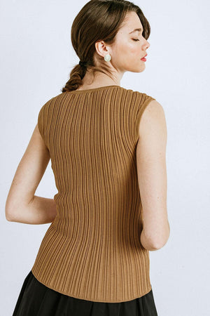 SET THE PACE KNIT TOP.