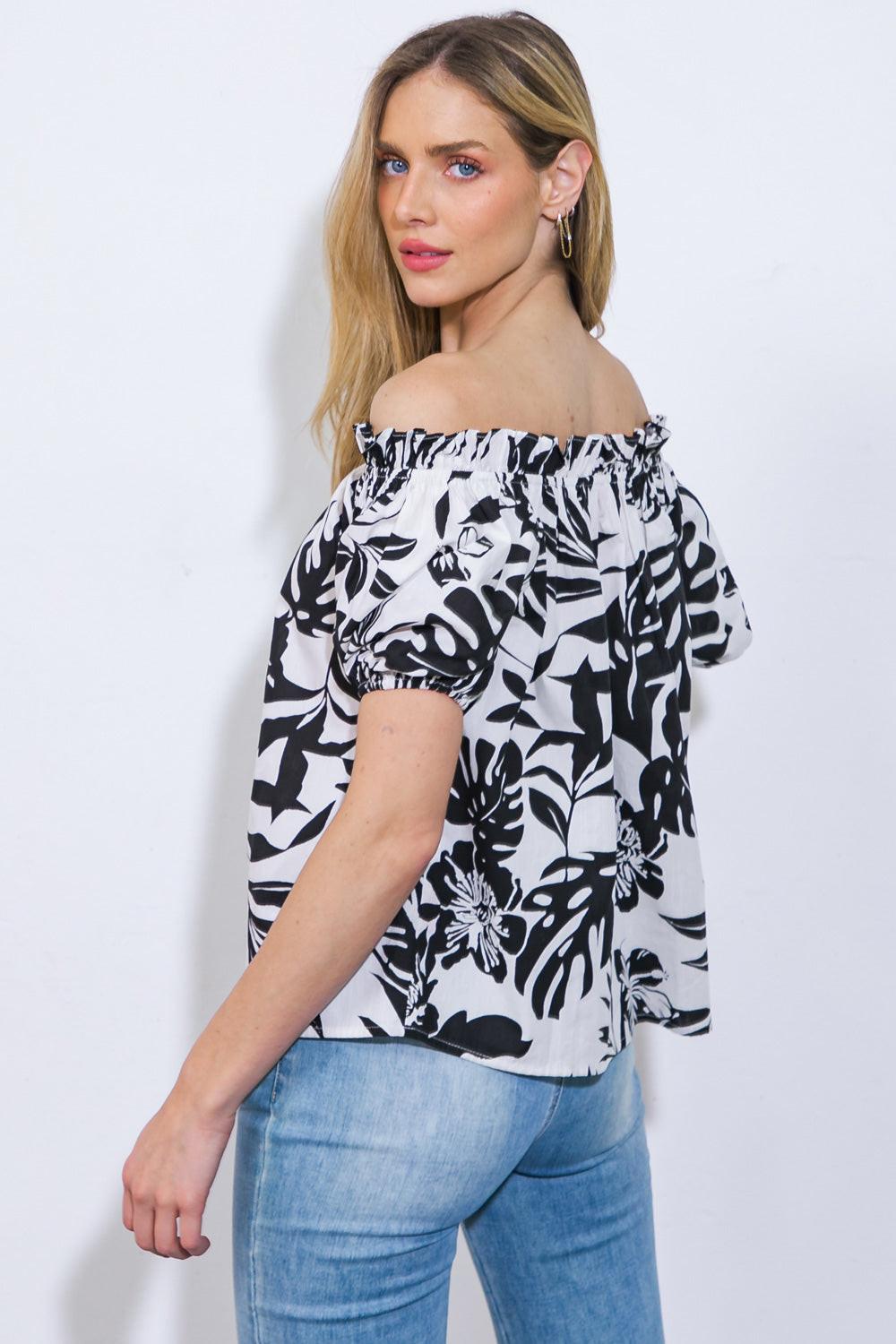 A printed woven top with an off/on shoulder neckline and short sleeves.
Details:
Self : 100% Cotton
Size & Fit
- Model is 5`8" And Wearing Size Small
- Measurements Taken From Size Small
- Approx. Length: 23"