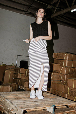 SET THE PACE KNIT TOP.