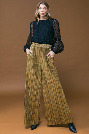 SWEETLY CAPTIVTING WOVEN TOP.